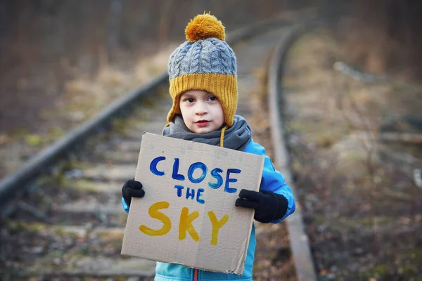 Photo d'un enfant avec beaucoup d'amour et un message paisible — Photo