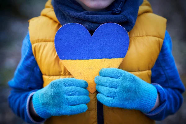 Imagen de un niño con mucho amor y mensaje pacífico sosteniendo el corazón — Foto de Stock