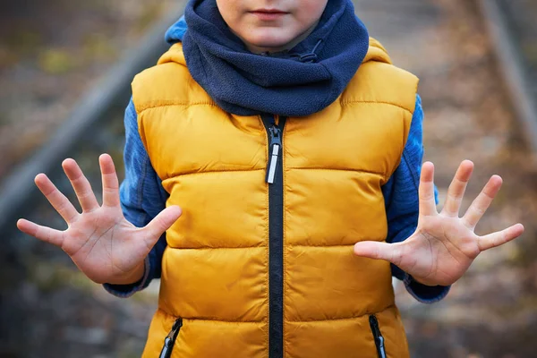 Bild eines Kindes mit viel Liebe und friedlicher Botschaft — Stockfoto