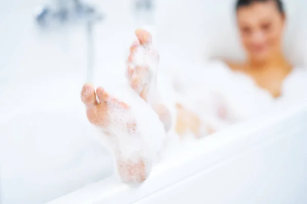 Genç, güzel esmer kadın küvette banyo yapıyor. — Stok fotoğraf