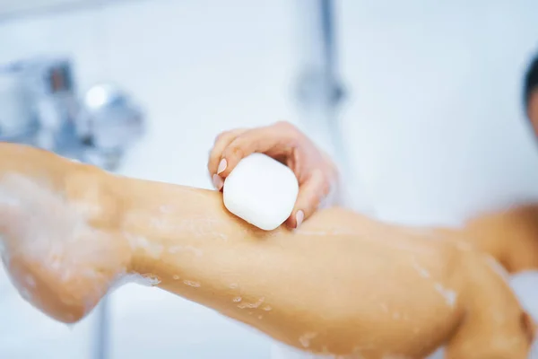 Young nice brunette woman having bath in bathtub — Stock Photo, Image