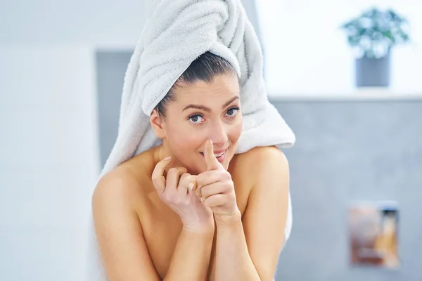 Jeune belle femme brune dans la salle de bain — Photo