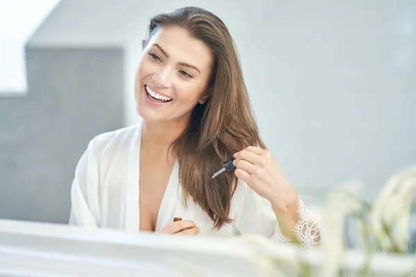 Giovane bella donna bruna in bagno — Foto Stock