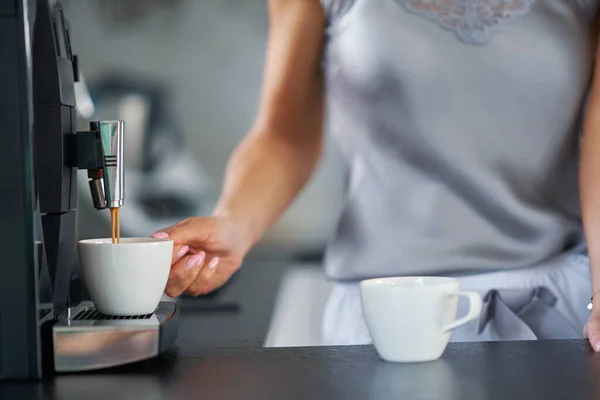 Schöne Frau macht Kaffee in der Küche — Stockfoto
