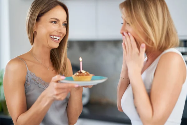 Хороші дві дорослі дівчата в будинку з тортами на день народження — стокове фото