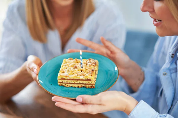 Leuke twee volwassen meisjes in huis met verjaardagstaart — Stockfoto