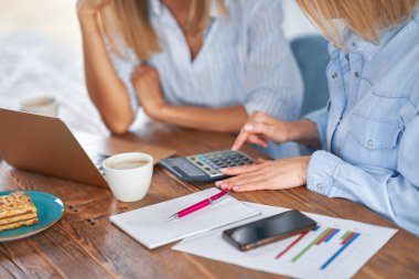 Bilgisayarı ve faturası olan iki kız arkadaş veya lgbt çifti