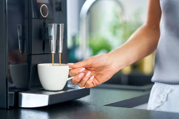 Mulher agradável fazendo café na cozinha — Fotografia de Stock