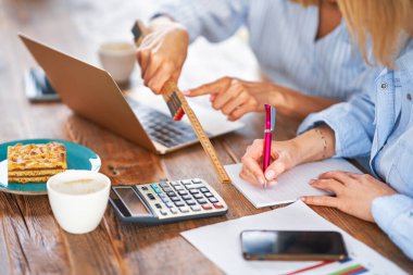 Bilgisayarı ve faturası olan iki kız arkadaş veya lgbt çifti