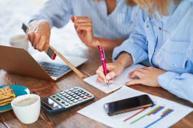 Bilgisayarı ve faturası olan iki kız arkadaş veya lgbt çifti