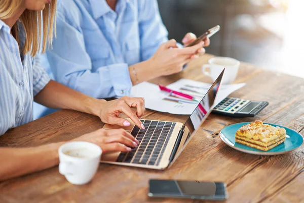 Due amiche o coppia lgbt con computer e fattura — Foto Stock