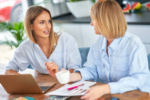 Two girl friends or lgbt couple with computer and invoice — Stock Photo, Image