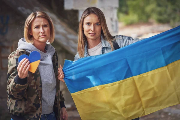 Two girls supports Ukraine with no war signs — Stock Photo, Image