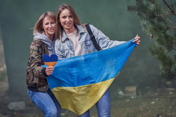 Dos chicas apoyan a Ucrania sin signos de guerra —  Fotos de Stock