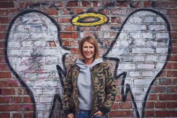 Jeune femme adulte avec aile d'ange sur le mur — Photo