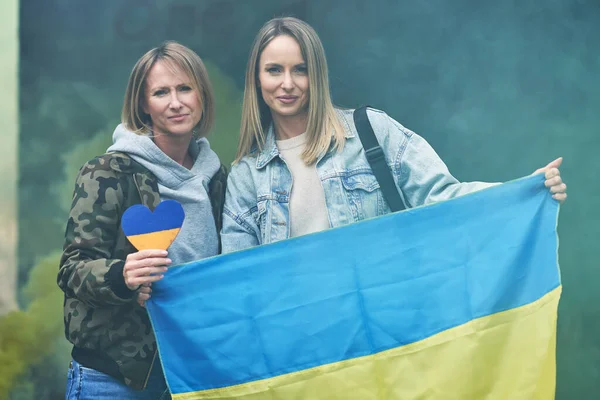 Two girls supports Ukraine with no war signs — Stock Photo, Image