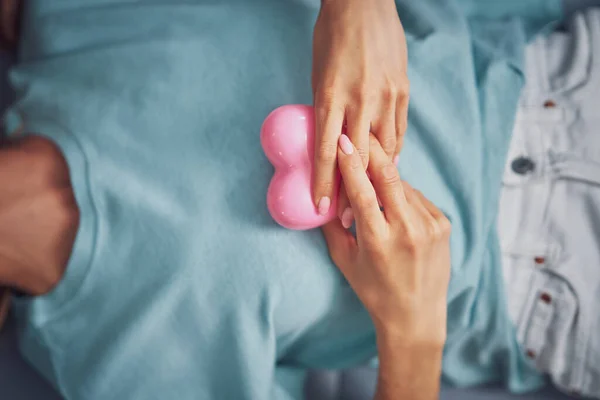 Zwei Freundinnen oder ein Paar im Wohnzimmer — Stockfoto