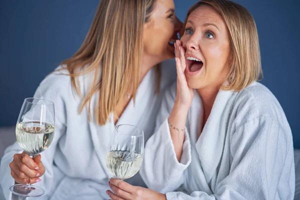 Twee meisje vrienden of paar in de slaapkamer hebben plezier — Stockfoto