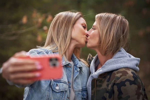 İki kız arkadaş ya da ormanda bir çift.