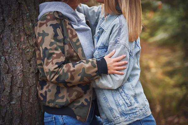 Duas amigas ou casal lgnt em madeira — Fotografia de Stock