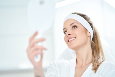 Tıbbi kozmetik tedavileri botoks enjeksiyonu sahnesi.