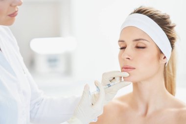 Tıbbi kozmetik tedavileri botoks enjeksiyonu sahnesi.