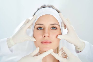 Tıbbi kozmetik tedavileri botoks enjeksiyonu sahnesi.