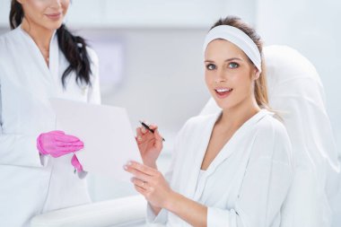 Tıbbi kozmetik tedavileri botoks enjeksiyonu sahnesi.