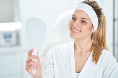 Tıbbi kozmetik tedavileri botoks enjeksiyonu sahnesi.