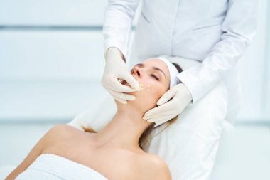 Tıbbi kozmetik tedavileri botoks enjeksiyonu sahnesi.