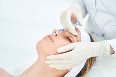Tıbbi kozmetik tedavileri botoks enjeksiyonu sahnesi.