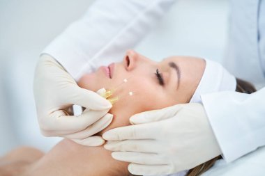 Tıbbi kozmetik tedavileri botoks enjeksiyonu sahnesi.