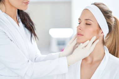 Tıbbi kozmetik tedavileri botoks enjeksiyonu sahnesi.