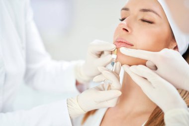 Tıbbi kozmetik tedavileri botoks enjeksiyonu sahnesi.