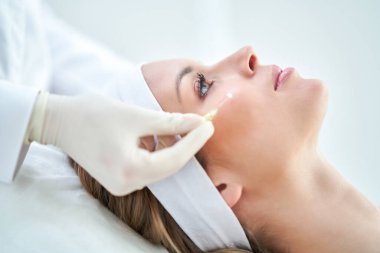 Tıbbi kozmetik tedavileri botoks enjeksiyonu sahnesi.