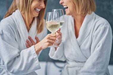 İki kız ya da çift banyoda eğleniyor.