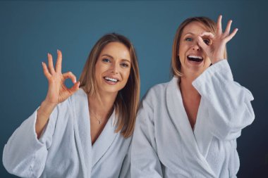 Yatak odasında eğlenen iki kız arkadaş ya da çift.