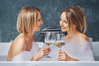 İki kız ya da çift banyoda eğleniyor.