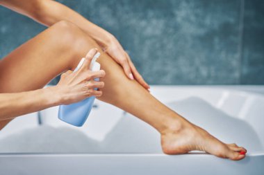 Banyoda kendini hazırlayan genç bir bayan.