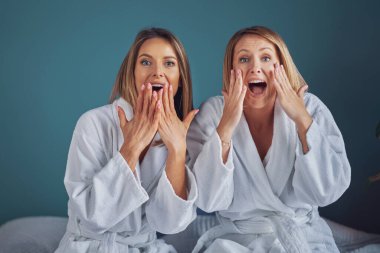 Yatak odasında eğlenen iki kız arkadaş ya da çift.