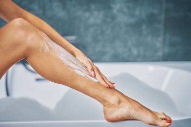 Banyoda kendini hazırlayan genç bir bayan.