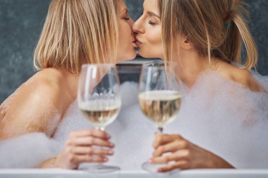 İki kız ya da çift banyoda eğleniyor.