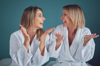 Yatak odasında eğlenen iki kız arkadaş ya da çift.