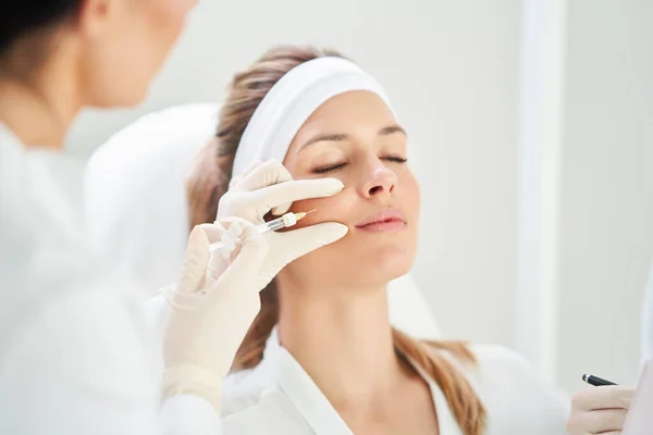 Scena zabiegów kosmetologicznych zabiegów medycznych wstrzyknięcie botoksu. — Zdjęcie stockowe