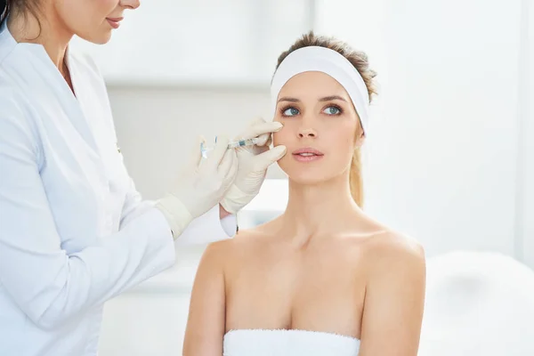 A scene of medical cosmetology treatments botox injection. — 스톡 사진