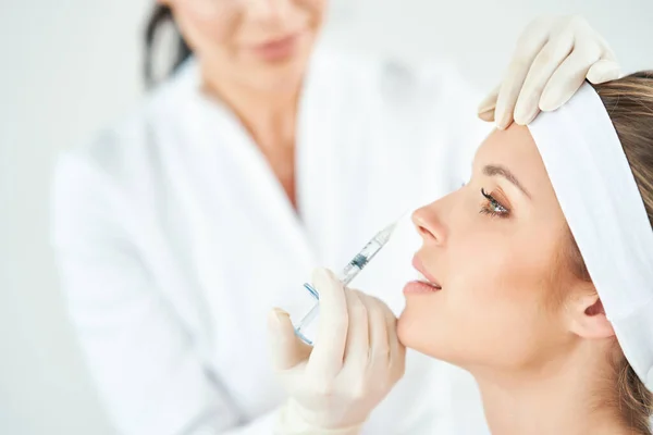 Uma cena de tratamentos de cosmetologia médica injeção de botox. — Fotografia de Stock