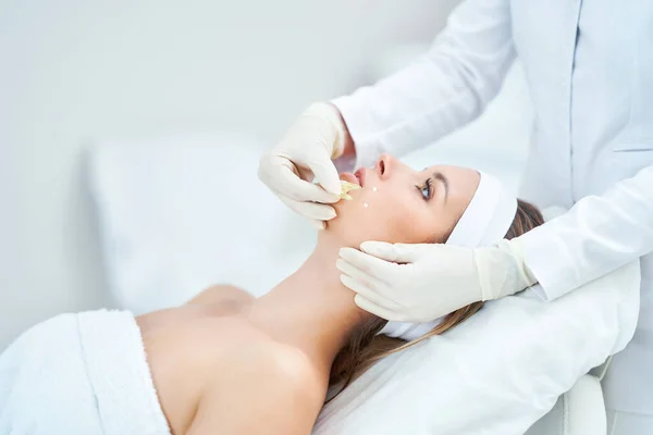 Een scène van medische cosmetologie behandelingen botox injectie. — Stockfoto