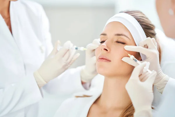 Una scena di trattamenti di cosmetologia medica botox iniezione. — Foto Stock