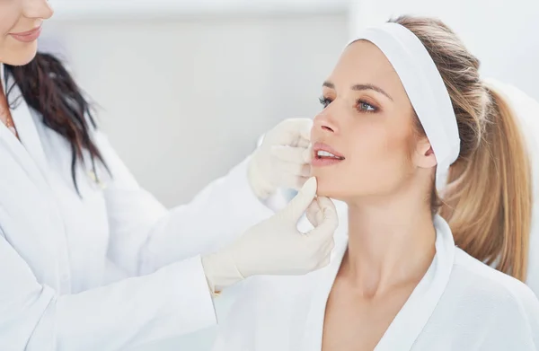 Scena zabiegów kosmetologicznych zabiegów medycznych wstrzyknięcie botoksu. — Zdjęcie stockowe