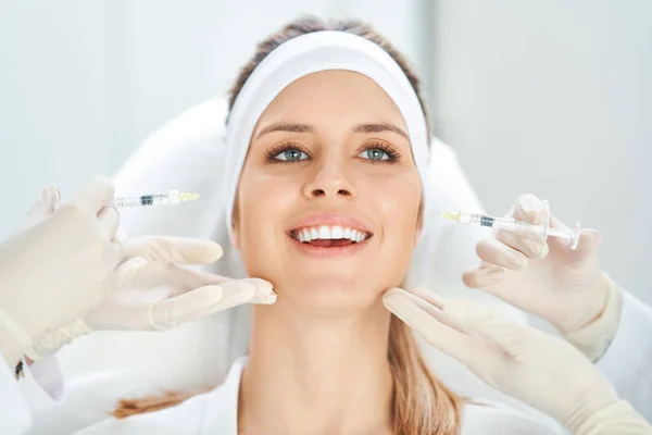 A scene of medical cosmetology treatments botox injection. — Foto Stock